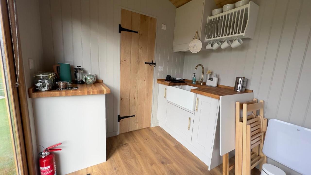 Shepherds Hut At Cedar Gables Lamberhurst Экстерьер фото